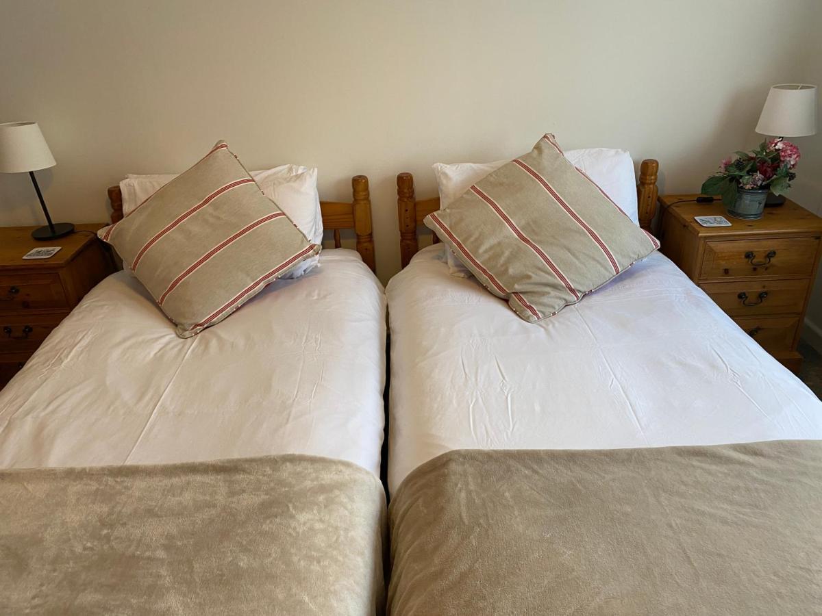 Trafalgar, Lovely Ground Floor Flat With Outside Patio Garden, Minutes Walk To Seafront Seaview Kültér fotó