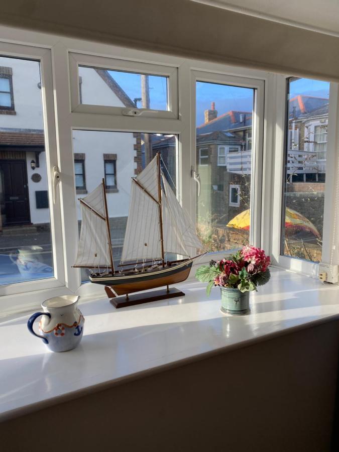 Trafalgar, Lovely Ground Floor Flat With Outside Patio Garden, Minutes Walk To Seafront Seaview Kültér fotó